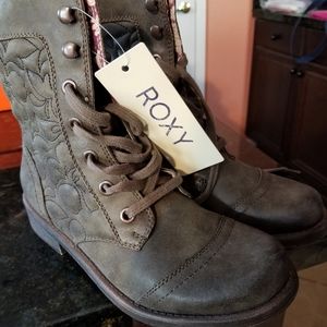 Western Style Embossed Flat Boots